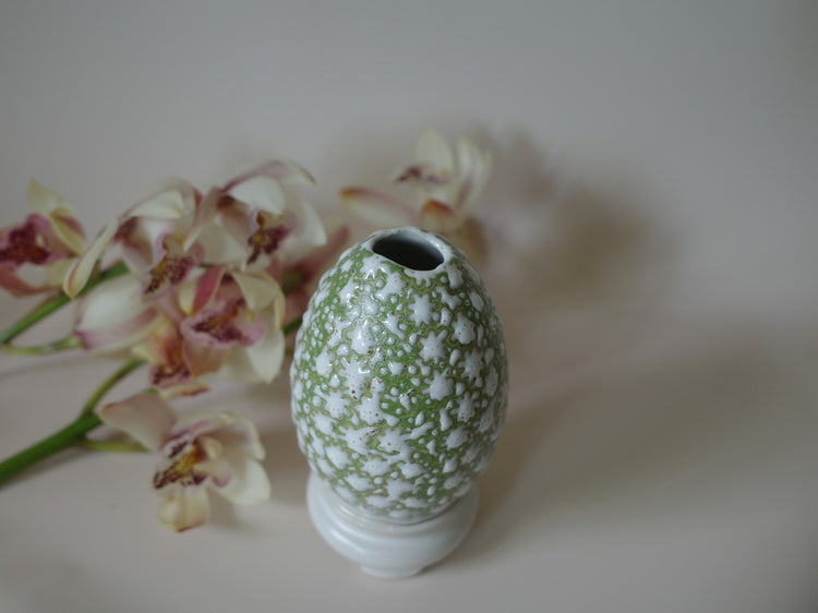 [Despots]Egg-on-shell vase